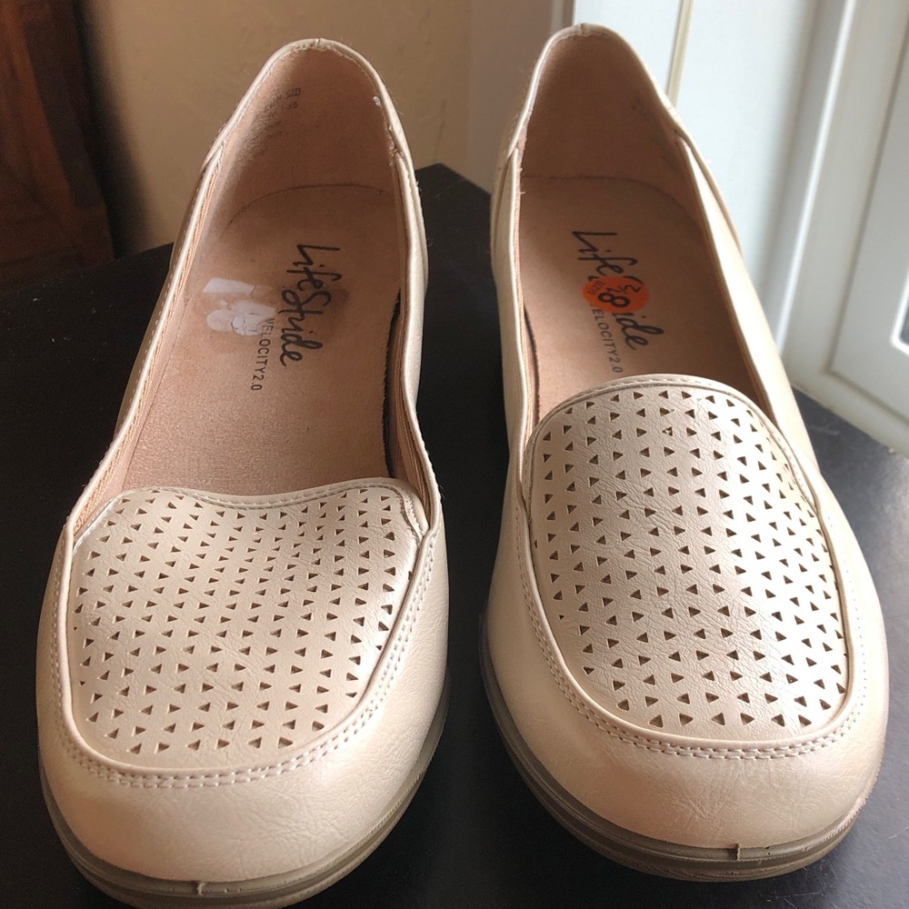 Life Stride Velocity 2.0 cream flats size 8.5